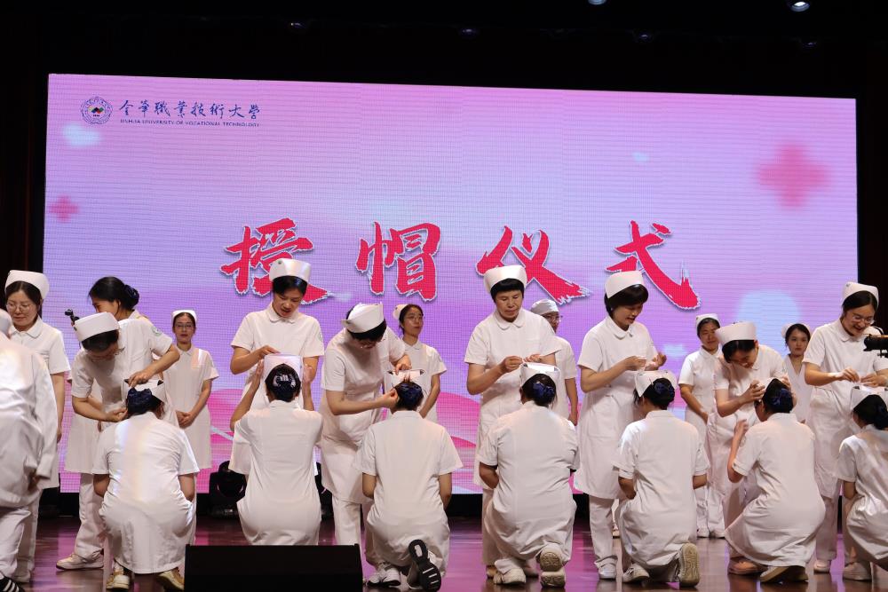 护士节7  授帽1.jpg