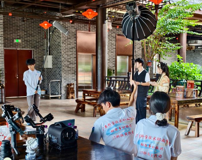 图1 实践团在南门村拍摄奇幻微短剧室内场次.jpg