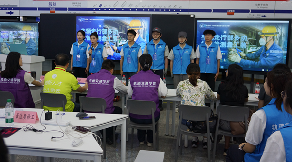 学生团队针对“列车走行部检修工装创新”项目小组展示答辩.png
