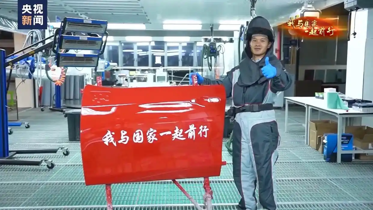 我与国家一起前行丨0.01毫米见真章 他用一杆喷枪征服全世界